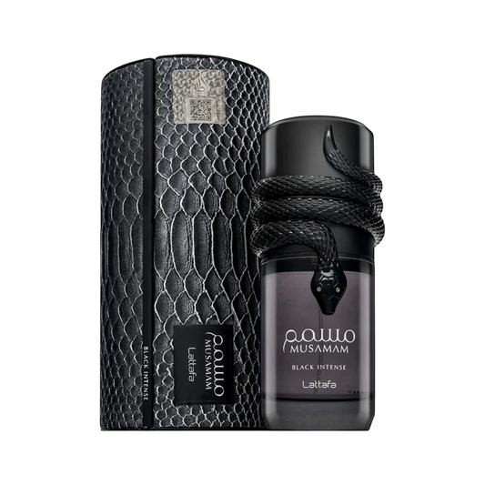 Perfume Musaman Black de BodegaPerfumera13 con frasco negro y detalle de serpiente junto a su estuche texturizado