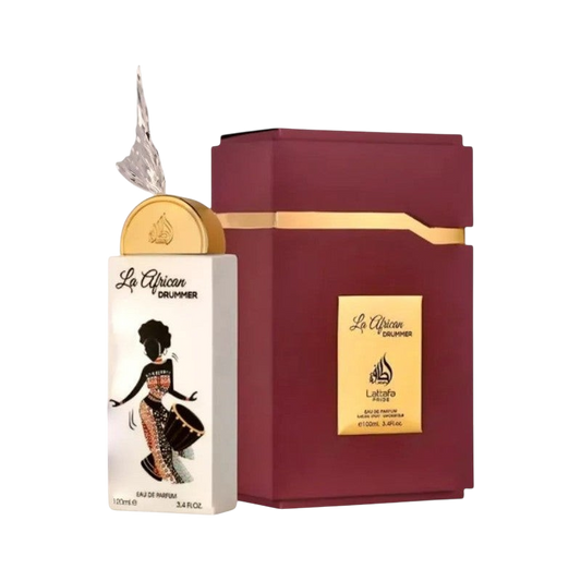 Perfume La African Drummer Original de BodegaPerfumera13 con frasco blanco, caja burdeos y diseño de tamborilera.