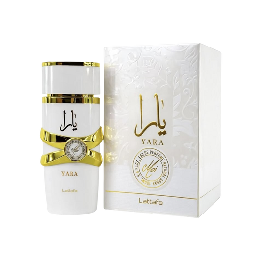 Perfume Yara Moi Lattafa de BodegaPerfumera13 en frasco blanco con detalles dorados junto a su caja elegante